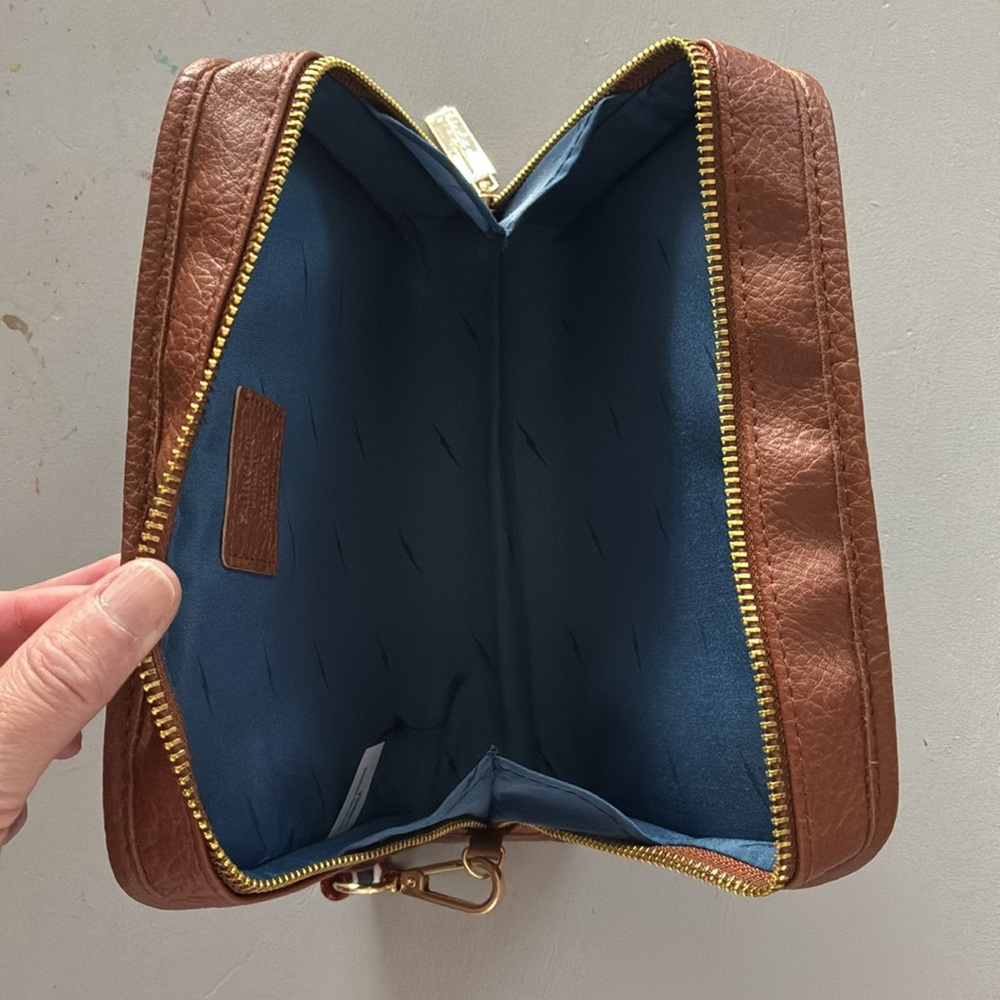 Shinola NWOT Tan Leather Wristlet with Gold Accents - Picture 4 of 5